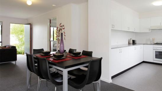 Macquarie Village 3*