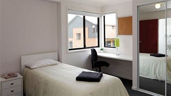 Macquarie Village 3*