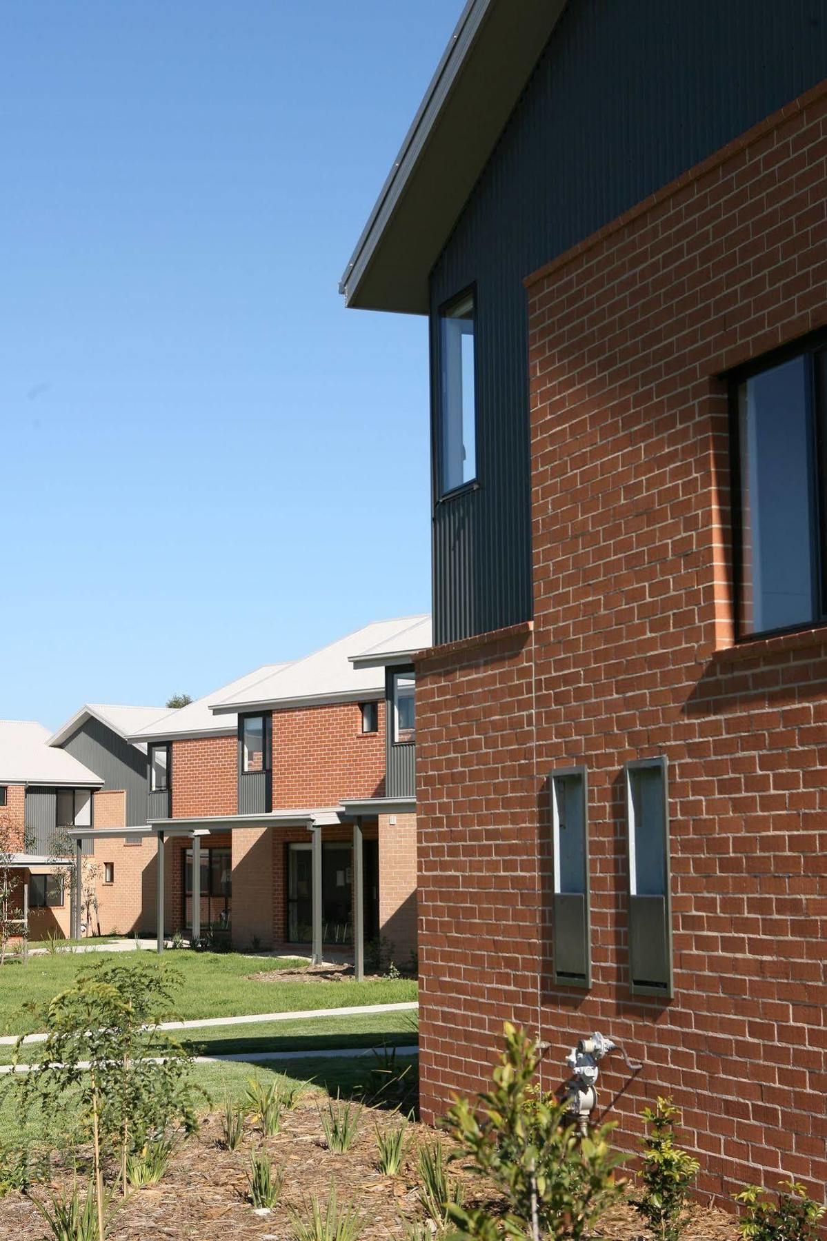 Macquarie Village 3*