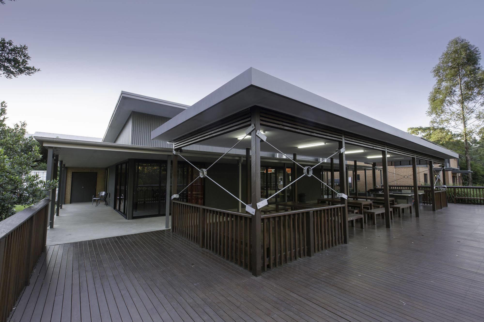 Macquarie Village 3*