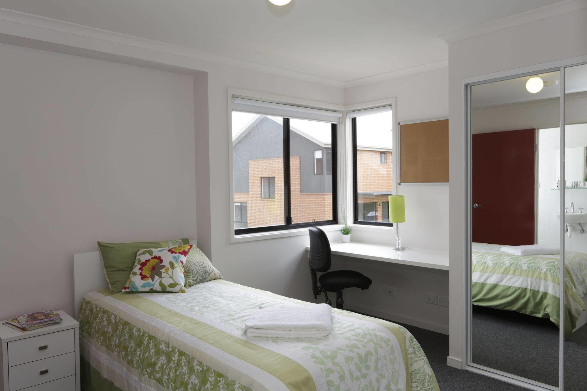 Macquarie Village 3*