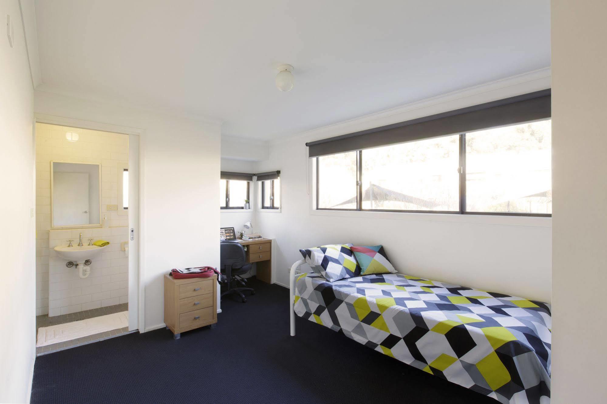 Macquarie Village 3*